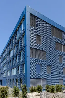Particular at the corner of the façade