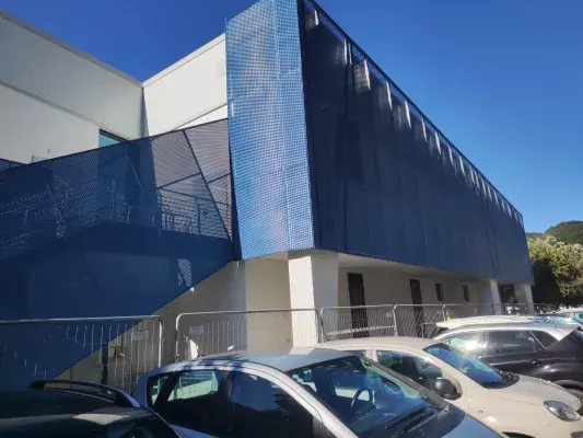 Wall and stair covering with expanded metal