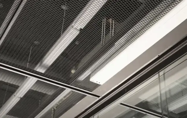 Detail of the fixing system for the expanded mesh false ceiling